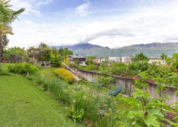 terrasses-du-lac-vue-dent-du-chat